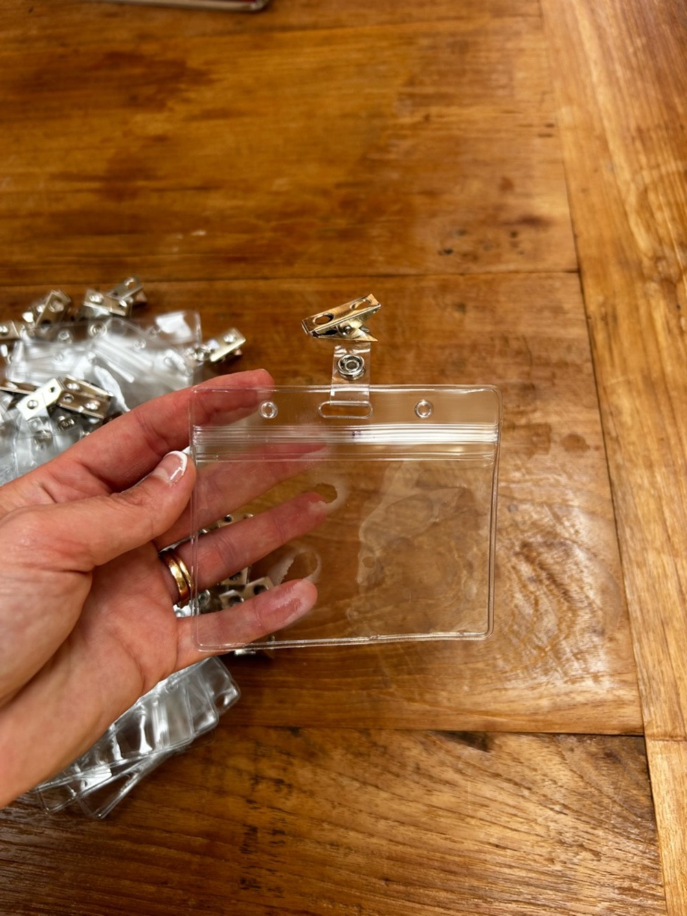 Clear card holder with clip, set of 27 pieces.